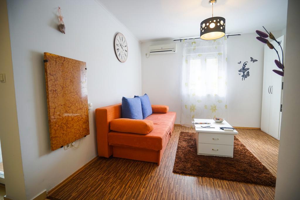 Floral Apartment Zara Esterno foto
